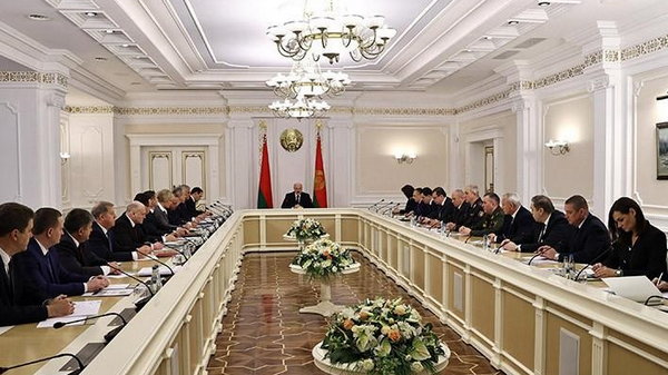 Лукашенко собрал на совещание высшее руководство