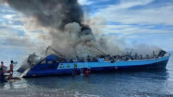 На Філіппінах загорілося судно з пасажирами на борту