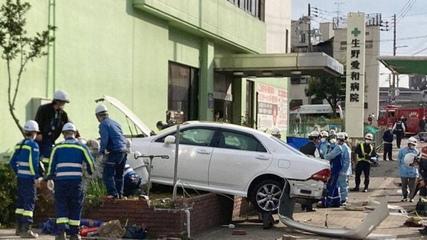 У Японії автомобіль в'їхав у будівлю лікарні
