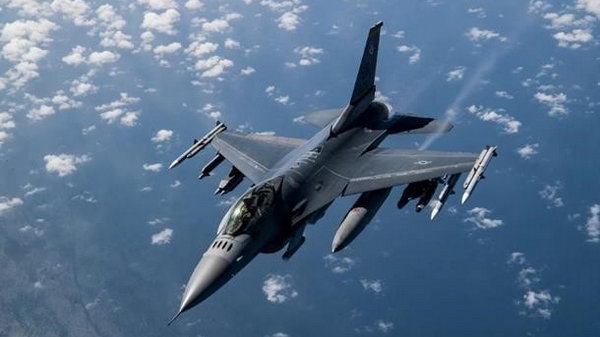 У США неподалік бази ВПС розбився літак F-16