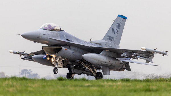 Частина пілотів завершує навчання на F-16 - ПC