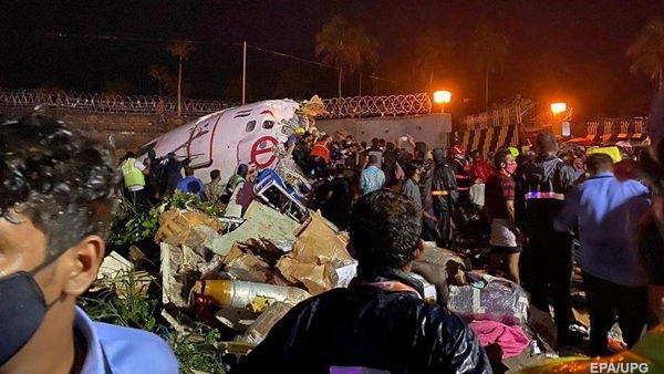 В Индии авиалайнер разломался надвое, есть жертвы