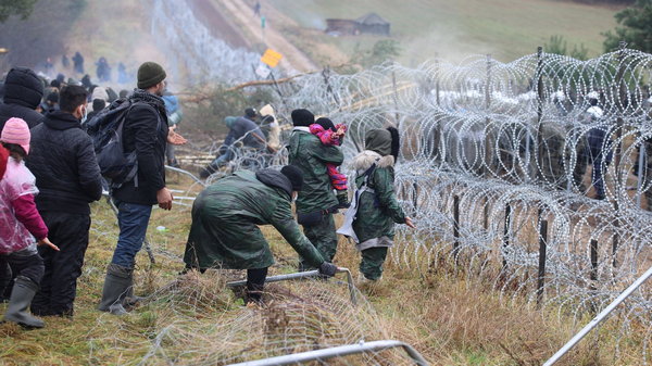 Польша обвинила силовиков Беларуси в помощи мигрантам при штурме границы
