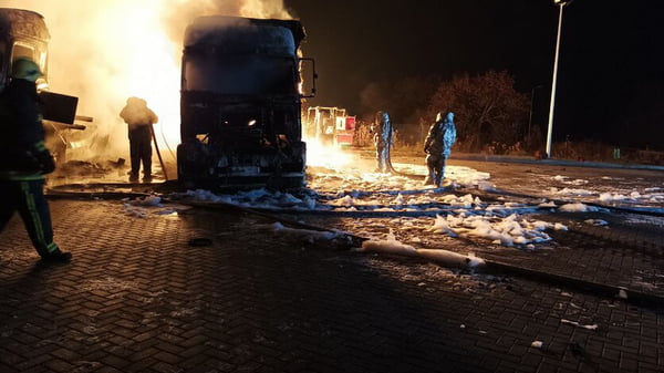 Под Харьковом второй день тушат пожар на АЗС