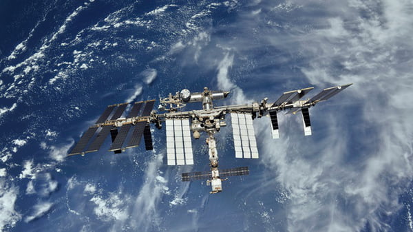 Мусор у МКС: NASA отложило выход астронавтов в космос