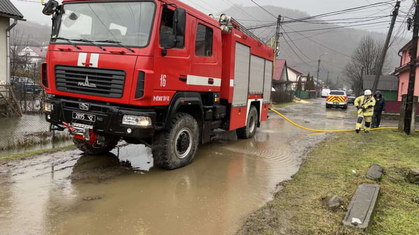 На Закарпатье спасатели ликвидируют последствия наводнений