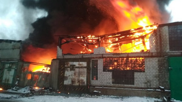 На Киевщине горит большой склад с шинами