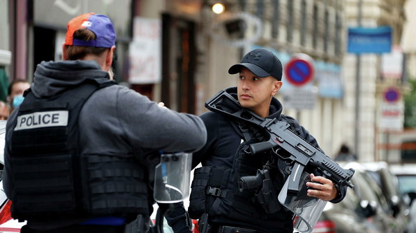 Во Франции полицейского ранили саблей