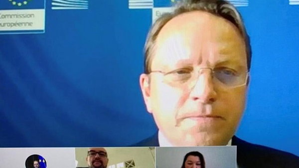 Еврокомиссар обсудил с венграми Закарпатья их права в Украине