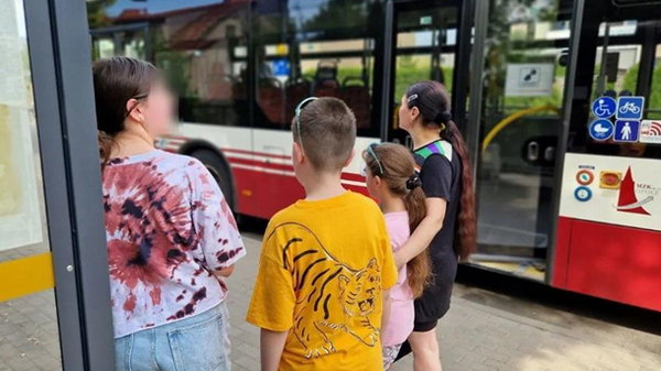 У Польщі двоє людей напали на українку з трьома дітьми