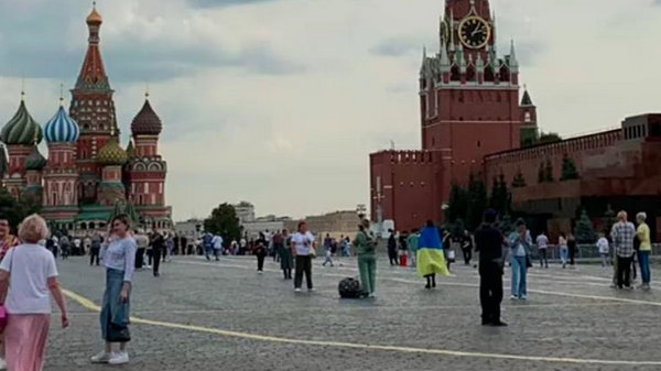 Біля Кремля затримали жінку, яка загорнулася у прапор України