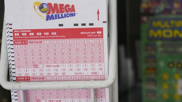У Британії чоловік витратив виграний у лотерею $1 млн на подарунок батьку