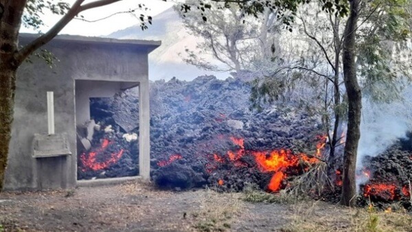 Вулканическая лава в Гватемале поглотила дом