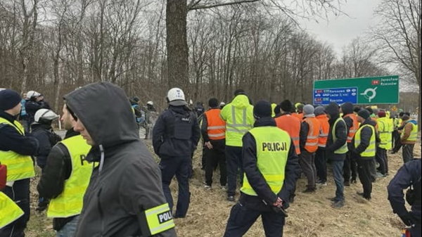 Польська поліція завадила перемовам українських водіїв з мітингарями -...