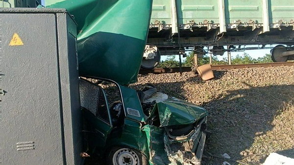 Біля Джанкоя вантажний поїзд розчавив легковий автомобіль