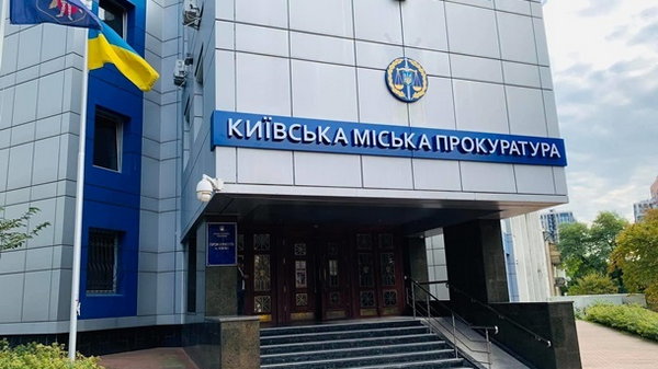 Київські чиновники вивезли родичів за кордон, використавши дітей-сиріт