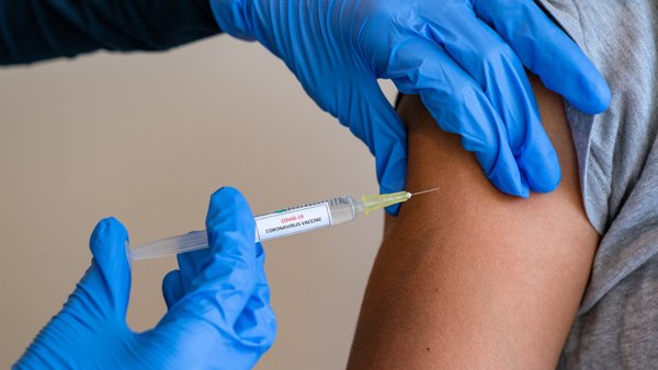 В Британии COVID-вакцину получили 60% граждан