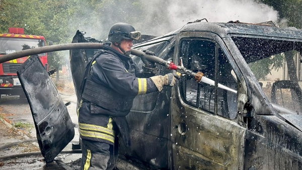 Росіяни скинули з дрона вибухівку на цивільне авто в Херсоні