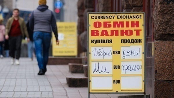 Курс долара знижується в обмінниках, євро зростає