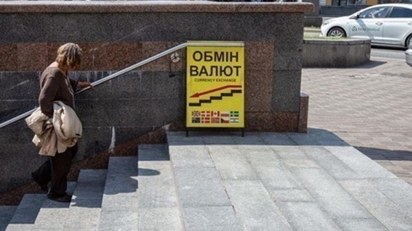 Долар і євро впали в обмінниках наприкінці тижня