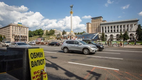 Долар упав в обмінниках, євро оновив рекорд