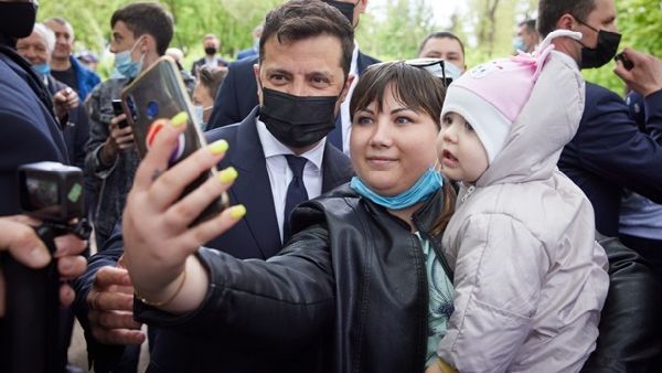 Зеленский раздал украинкам звание мать-героиня