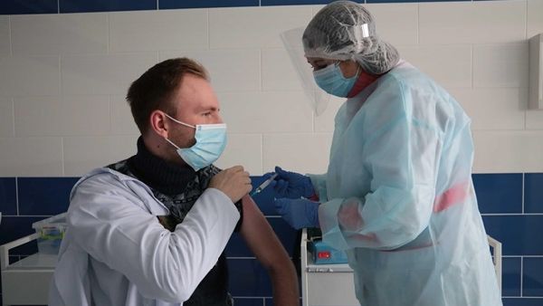 Вакцинация приостановлена в 10 регионах Украины