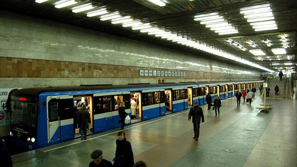 У метро Києва пасажир впав на колії