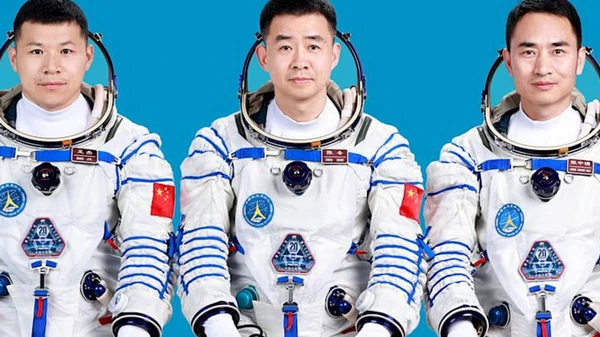 Китайські астронавти застрягли на орбіті після удару космічного сміття