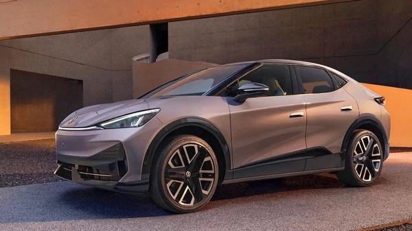 Електромобілі знову обійшли бензинові авто за продажами в Україні