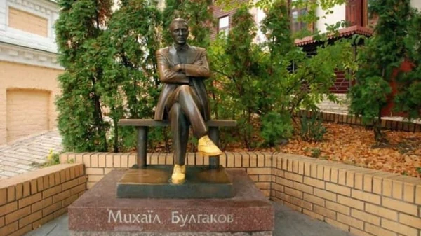 В Києві демонтують пам'ятники Булгакову й Ахматовій