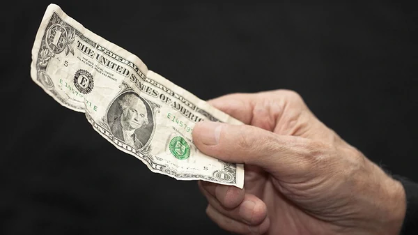 Стоит ли менять ветхую валюту на новую и как это сделать