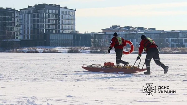 В Україні за добу четверо людей провалились під лід і загинули