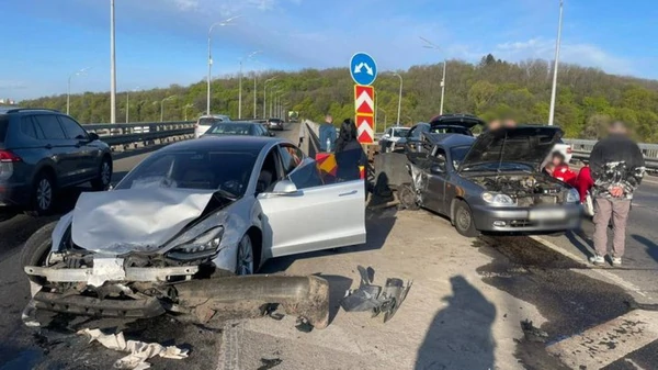 У Києві сталася смертельна ДТП на Дарницькому мосту