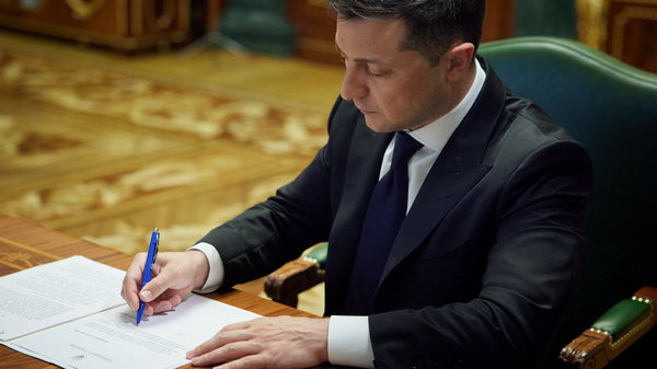 Зеленский подписал закон о поддержке авиакомпаний