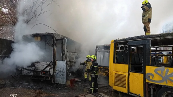 В Киеве сгорели два автобуса на парковке