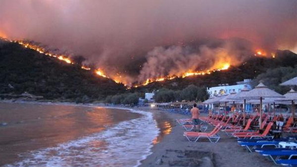 С охваченного пожаром острова в Греции по морю эвакуировали людей